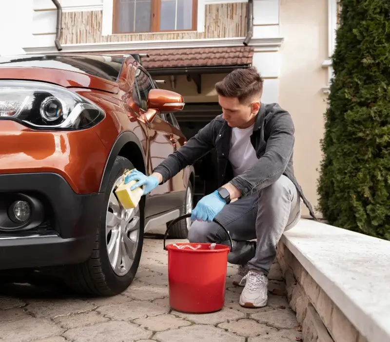 Lavage auto à domicile Saint-Ellier-les-Bois : professionnel intervenant sur un véhicule